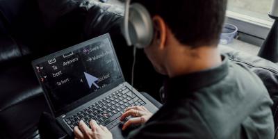 Man on laptop using a text enhancing screen reader