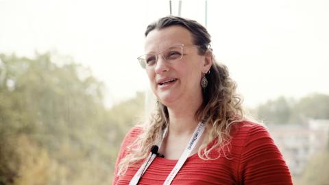 Image of a close up of an attendee at an Acquia event.